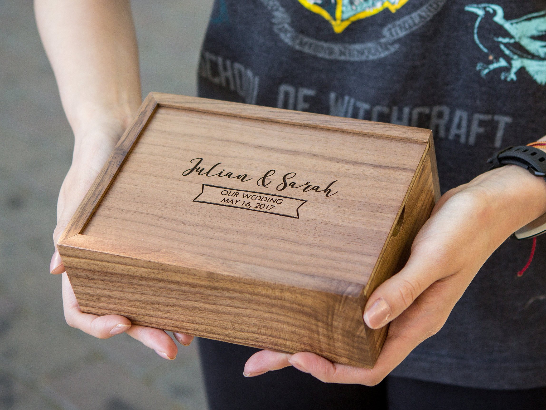 https://muujee.com/shop/wp-content/uploads/2018/08/4x6-wood-memory-box-print-proof-box-wedding-photo-storage-photography-presentation-box-optional-custom-engraving-5b7c9e23.jpg